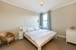 2 bedrooms, iron/ironing board, bed sheets - Comfortable Home Close to Public Transport! (London)