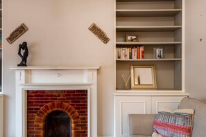 TV - Comfortable Home Close to Public Transport! (London)