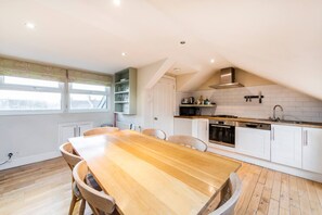 Private kitchen - Comfortable Home Close to Public Transport! (London)