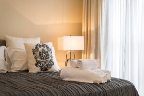 5 Schlafzimmer, laptopgeeigneter Arbeitsplatz, Bügeleisen/Bügelbrett