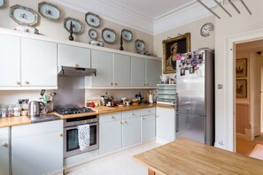 Oven, stovetop, cookware/dishes/utensils - Fabulous and Bright 2 bed Flat in Kensington (London)