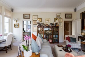 TV - Fabulous and Bright 2 bed Flat in Kensington (London)