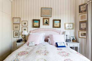 2 Schlafzimmer, laptopgeeigneter Arbeitsplatz, Bügeleisen/Bügelbrett