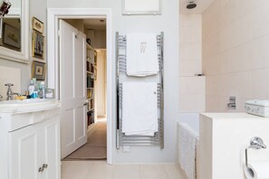 Bathroom - Fabulous and Bright 2 bed Flat in Kensington (London)
