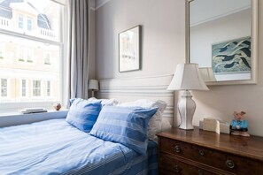 2 camere, postazione laptop, ferro/asse da stiro, lenzuola