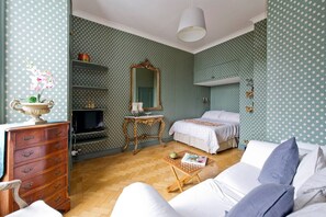 1 bedroom, laptop workspace, iron/ironing board, bed sheets - Fabulous Studio Apartment in the Heart of Chelsea (London)