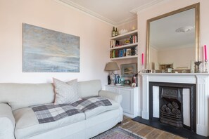 Living room - Charming 2bed Flat Near Bustling Shepherd's Bush (London)