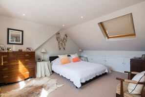 2 bedrooms, laptop workspace, iron/ironing board, travel crib - Charming 2bed Flat Near Bustling Shepherd's Bush (London)