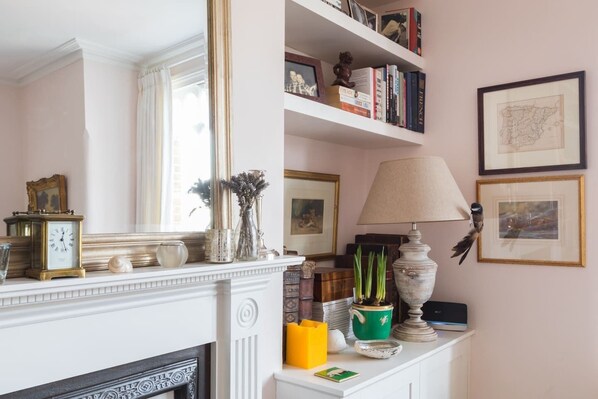 2 bedrooms, laptop workspace, iron/ironing board, travel crib - Charming 2bed Flat Near Bustling Shepherd's Bush (London)