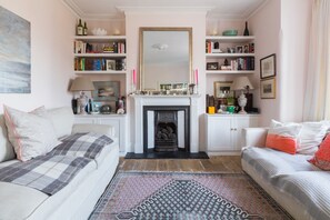 TV - Charming 2bed Flat Near Bustling Shepherd's Bush (London)