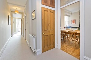 2 bedrooms, laptop workspace, iron/ironing board, bed sheets - Charming 2-bed Fulham Apartment, 5 Mins From Tube (London)