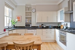 Oven, stovetop, dishwasher, cookware/dishes/utensils - Charming 2-bed Fulham Apartment, 5 Mins From Tube (London)