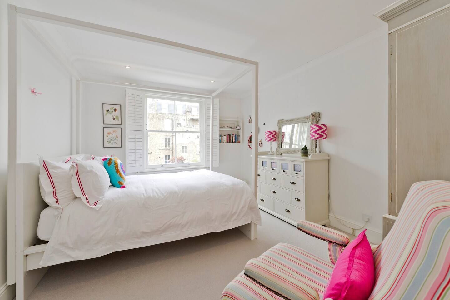 4 bedrooms, laptop workspace, iron/ironing board, bed sheets