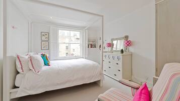 4 bedrooms, laptop workspace, iron/ironing board, bed sheets