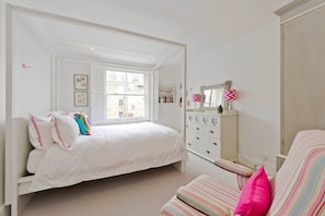 4 bedrooms, laptop workspace, iron/ironing board, bed sheets