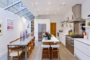 Ovn, kokeplater, oppvaskmaskin og kjøkkenutstyr