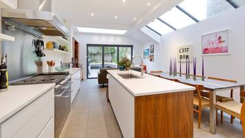 Oven, stovetop, dishwasher, cookware/dishes/utensils