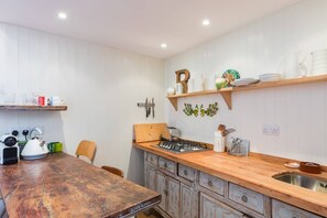 House (1 Bedroom) | Private kitchen