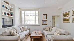 TV - Comfortable, Traditional 2-bed Apt. in Pimlico (London)