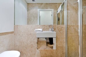 Bathroom - Comfortable, Traditional 2-bed Apt. in Pimlico (London)
