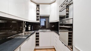Oven, stovetop, dishwasher, cookware/dishes/utensils - Comfortable, Traditional 2-bed Apt. in Pimlico (London)