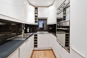 Oven, stovetop, dishwasher, cookware/dishes/utensils - Comfortable, Traditional 2-bed Apt. in Pimlico (London)