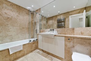 Bathtub, soap, shampoo - Comfortable, Traditional 2-bed Apt. in Pimlico (London)