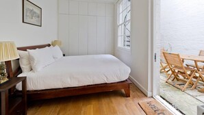 2 bedrooms, laptop workspace, iron/ironing board, bed sheets - Comfortable, Traditional 2-bed Apt. in Pimlico (London)