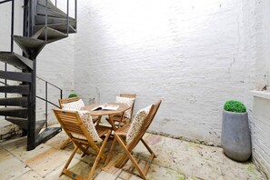 Balcony - Comfortable, Traditional 2-bed Apt. in Pimlico (London)