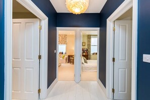 2 bedrooms, iron/ironing board, bed sheets - Fantastic, Stylish 2-bed Battersea Apartment (London)