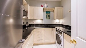 Private kitchen - Fantastic, Stylish 2-bed Battersea Apartment (London)