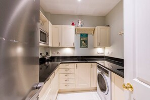 Cookware/dishes/utensils - Fantastic, Stylish 2-bed Battersea Apartment (London)