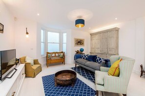 TV, Netflix, streaming services - Fantastic, Stylish 2-bed Battersea Apartment (London)