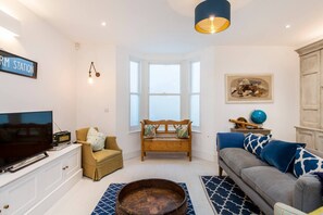 TV, Netflix, streaming services - Fantastic, Stylish 2-bed Battersea Apartment (London)