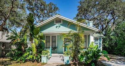 Viehättävä bungalow aivan Main Street -kadun vieressä