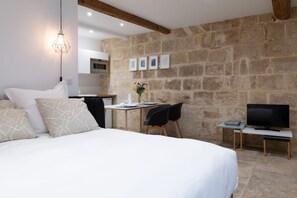 Schallisolierte Zimmer, Bügeleisen/Bügelbrett, WLAN, Bettwäsche