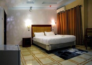 Zimmersafe, Schreibtisch, Verdunkelungsvorhänge, Bügeleisen/Bügelbrett