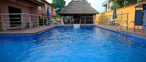 Una piscina al aire libre, cabañas de piscina gratuitas