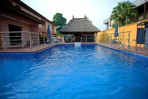 Een buitenzwembad en gratis zwembadcabana's