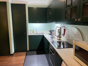 Een koelkast, een magnetron, een oven, een kookplaat