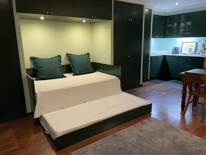 Geluiddichte muren, een strijkplank/strijkijzer, gratis wifi, beddengoed