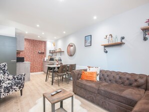 Living area - New modern Apt in the City & close to Stadiums - Pass the Keys (Cardiff)