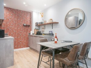 Dining - New modern Apt in the City & close to Stadiums - Pass the Keys (Cardiff)