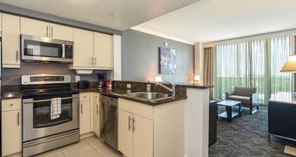 Cozy Condo with City Views in Coconut Grove Hotel