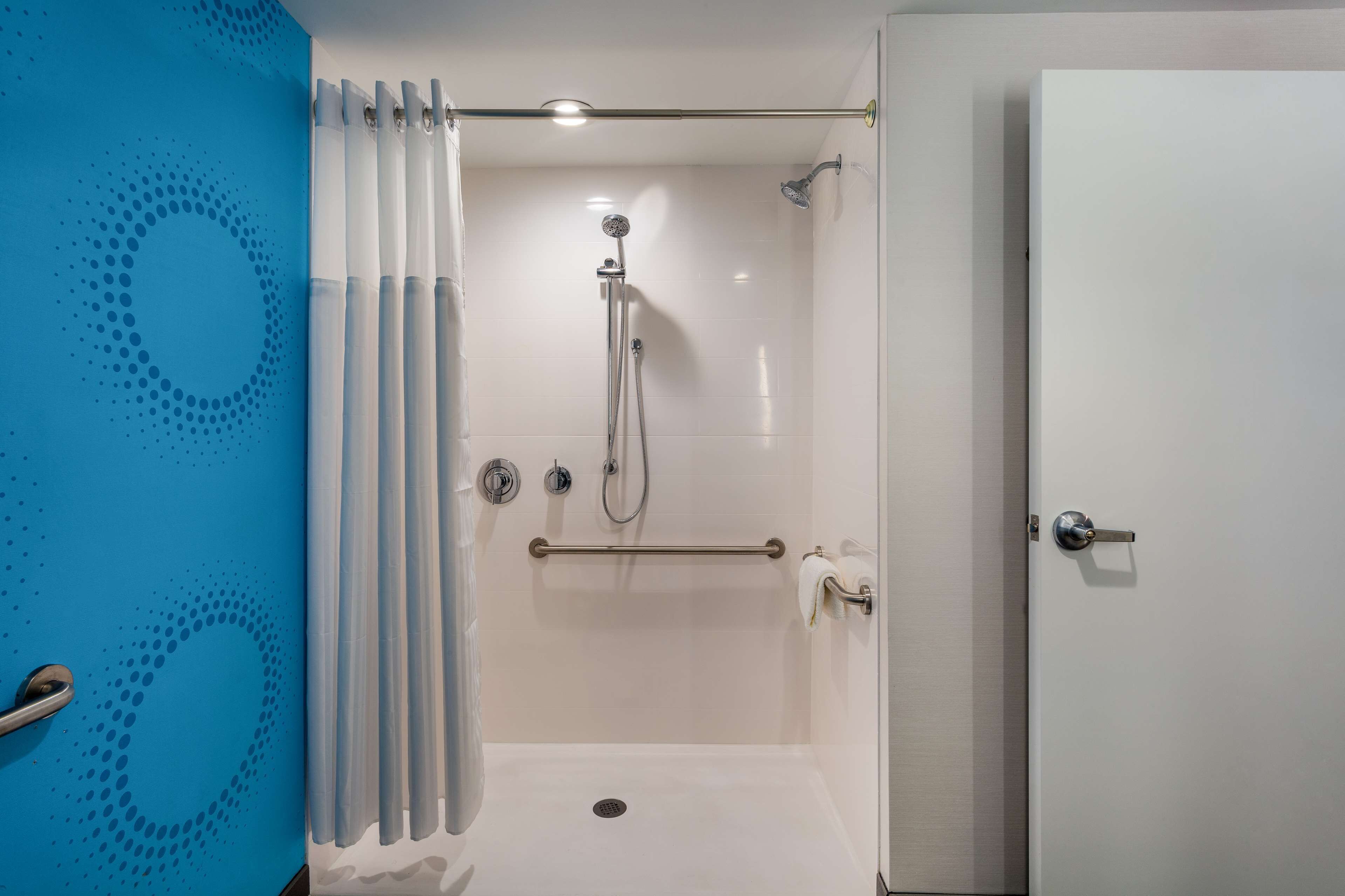 room, 2 queen beds, accessible (roll-in shower) | bathroom shower