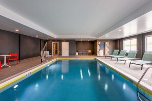 Indoor pool, sun loungers