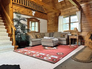 Televisión, chimenea y monitor de computadora 