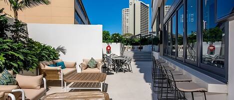 تناول الطعام بالخارج