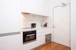 Fridge, oven, stovetop, dishwasher