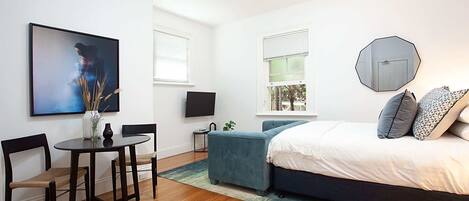 Una scrivania, ferro/asse da stiro, Wi-Fi, lenzuola